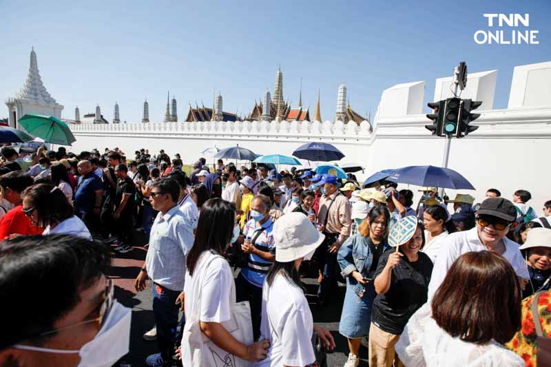 ปชช.แน่นหน้าวัดพระแก้ว สักการะ “พระแก้วมรกต” รับปี 2567