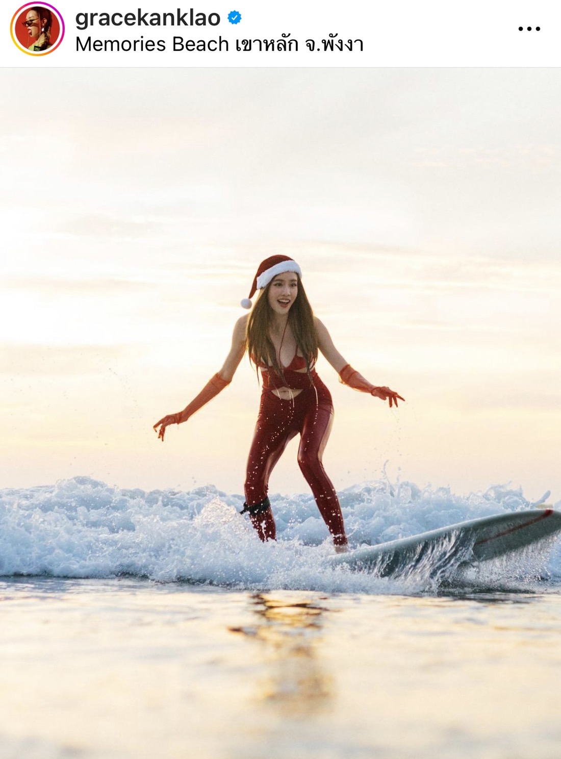 แซมมี่ - เกรซ จัดชุดซานตี้พร้อมโชว์ลีลาเด็ดบนเซิร์ฟบอร์ด 