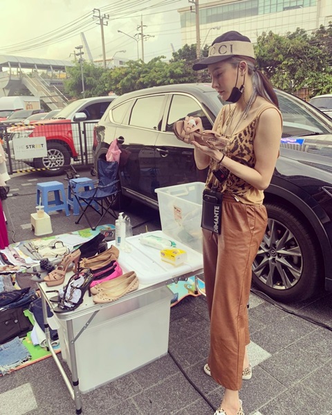 แตงโม นิดา เปิดท้ายขายของมือสองสู้ชีวิต!! แอบหวานมีแฟนหนุ่มมาช่วย แตงโม นิดา เปิดท้ายขายของมือสองสู้ชีวิต!! แอบหวานมีแฟนหนุ่มมาช่วย