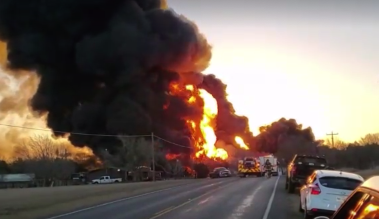 18 ล้อพุ่งชนรถไฟบรรทุกน้ำมันระเบิดไฟลุกท่วมในเท็กซัส 18 ล้อพุ่งชนรถไฟบรรทุกน้ำมันระเบิดไฟลุกท่วมในเท็กซัส