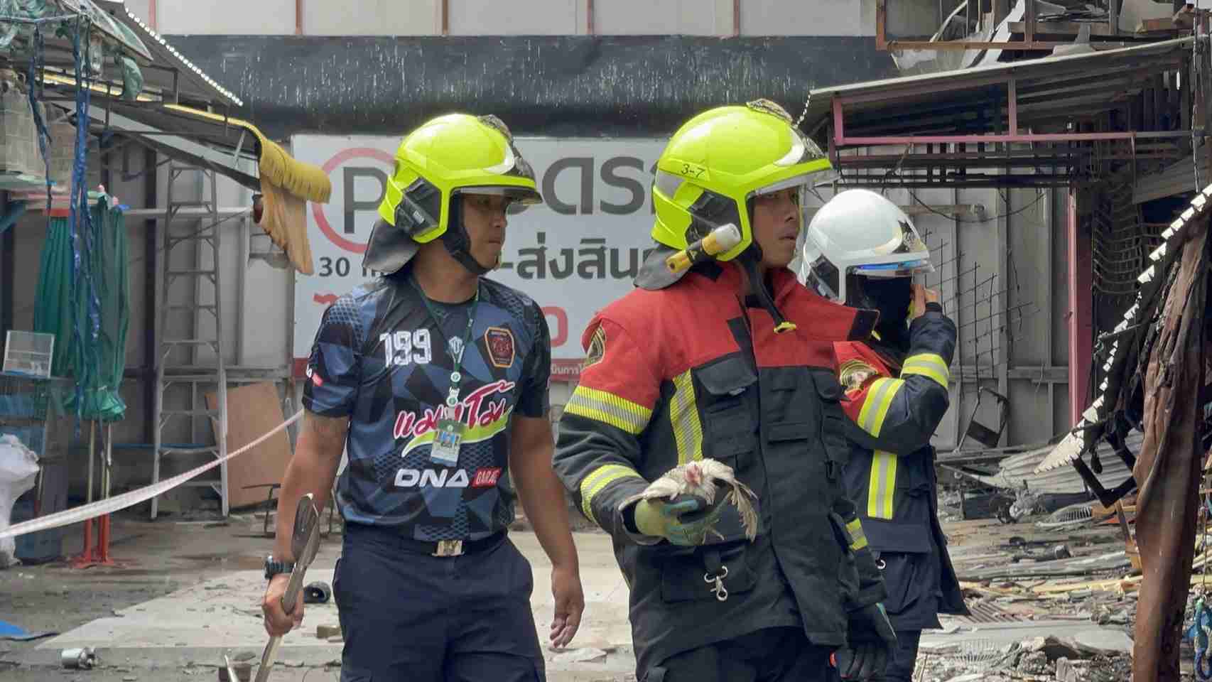 คืบหน้าไฟไหม้ตลาดจตุจักร ตั้งกองอำนวยการช่วยเหลือ ปาฏิหาริย์พบไก่รอดชีวิต!