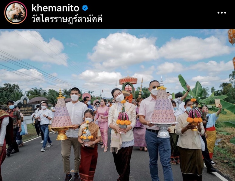 แพนเค้ก ควงสารวัตรหมี พร้อมครอบครัวทำบุญกฐิน สวมชุดไทยล้างห้องน้ำวัด