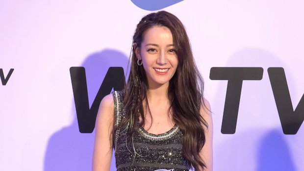 สวยแจ่ม EQ สูง!! นางเอกจีน 'ตี๋ลี่เร่อปา’ ไม่หวั่นแม้เกรียนคีย์บอร์ดป่วนกลางไลฟ์สด