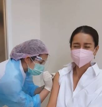 สองนางเอก คนบันเทิง ตบเท้าเข้ารับวัคซีน ป้องกันโควิด-19