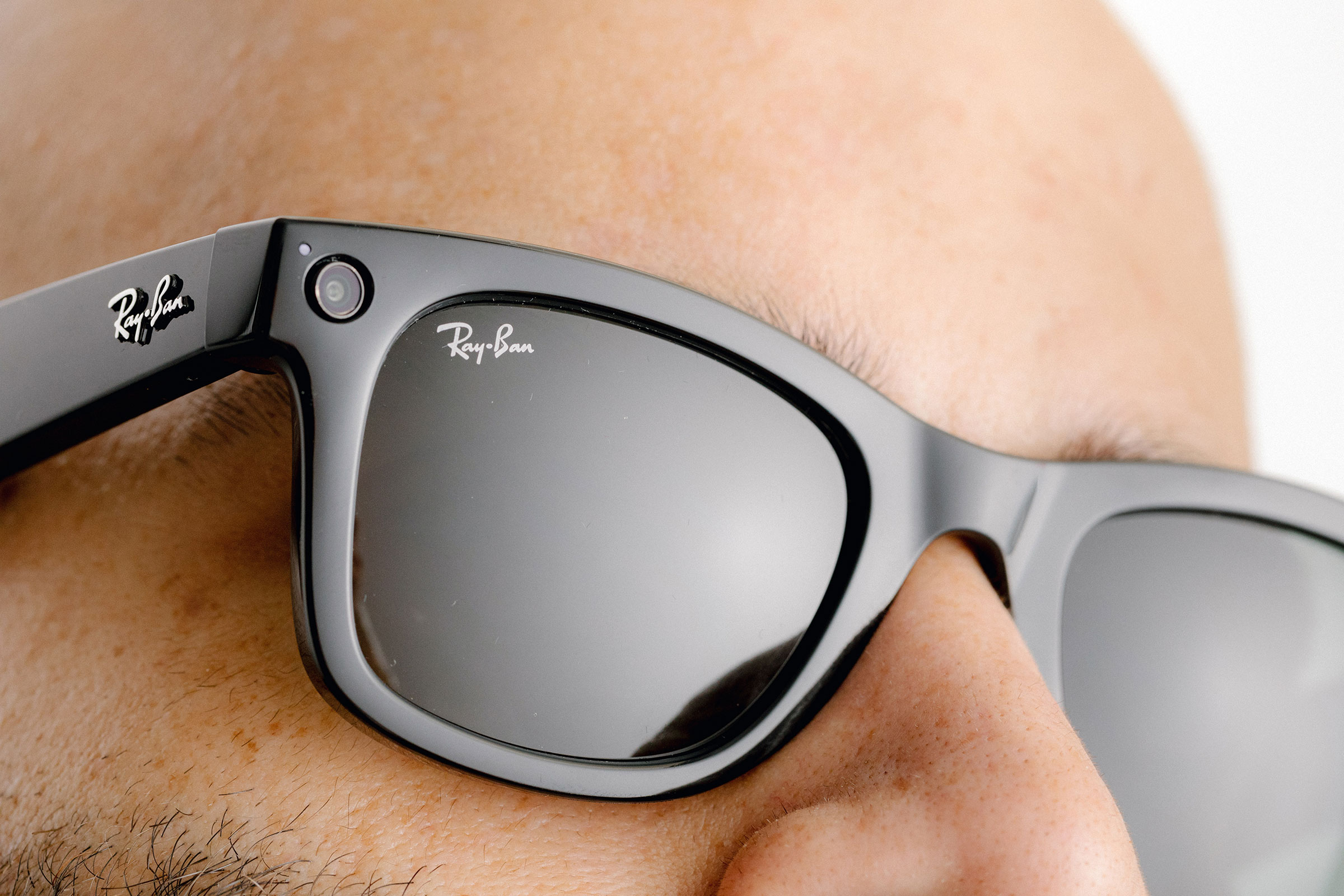 ใครดี ใครเด็ด! เทียบกันชัด ๆ Ray-Ban Stories ปะทะ Xiaomi Smart Glasses