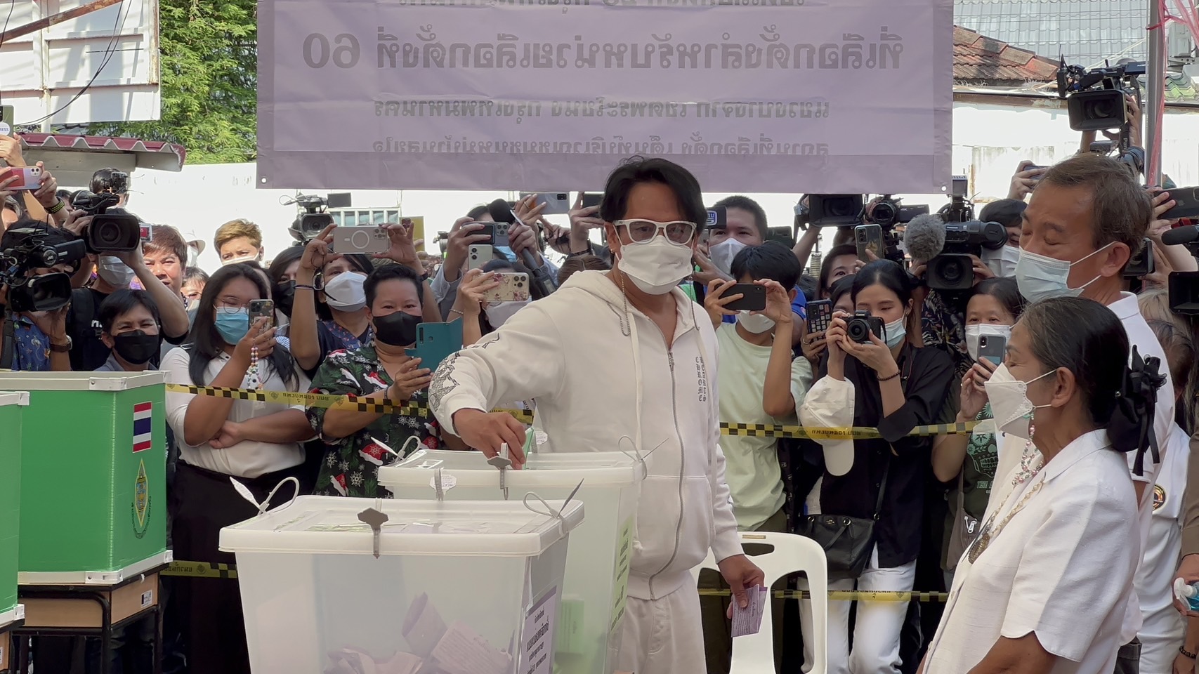 เลือกตั้ง 2566 เบิร์ด ธงไชย เข้าคูหา ชวนคนรุ่นใหม่ไปใช้สิทธิเลือกตั้ง