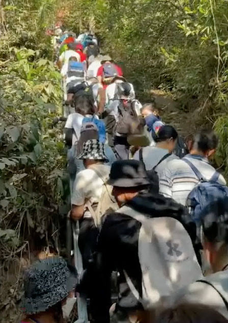 นักท่องเที่ยวแห่ชมถ้ำนาคา ติดค้างบนภูลังกานับพัน จนท.เร่งช่วยเหลือ