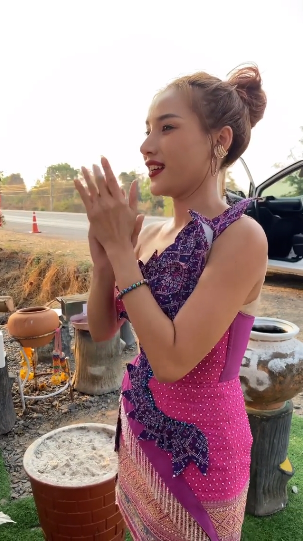 นุช วิลาวัลย์ ร้องเพลง รำถวาย แม่ฮันนี่ ศรีอีสาน เกิดเหตุการณ์ชวนขนลุก นุช วิลาวัลย์ ร้องเพลง รำถวาย แม่ฮันนี่ ศรีอีสาน เกิดเหตุการณ์ชวนขนลุก