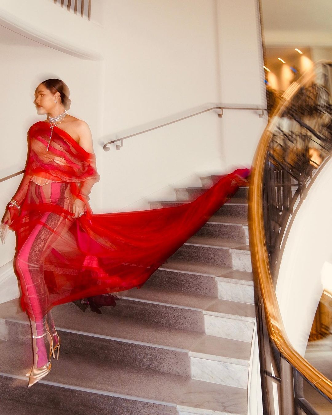 “ชมพู่ อารยา” ดราม่าชุดแดงที่คานส์ (มีคลิป)