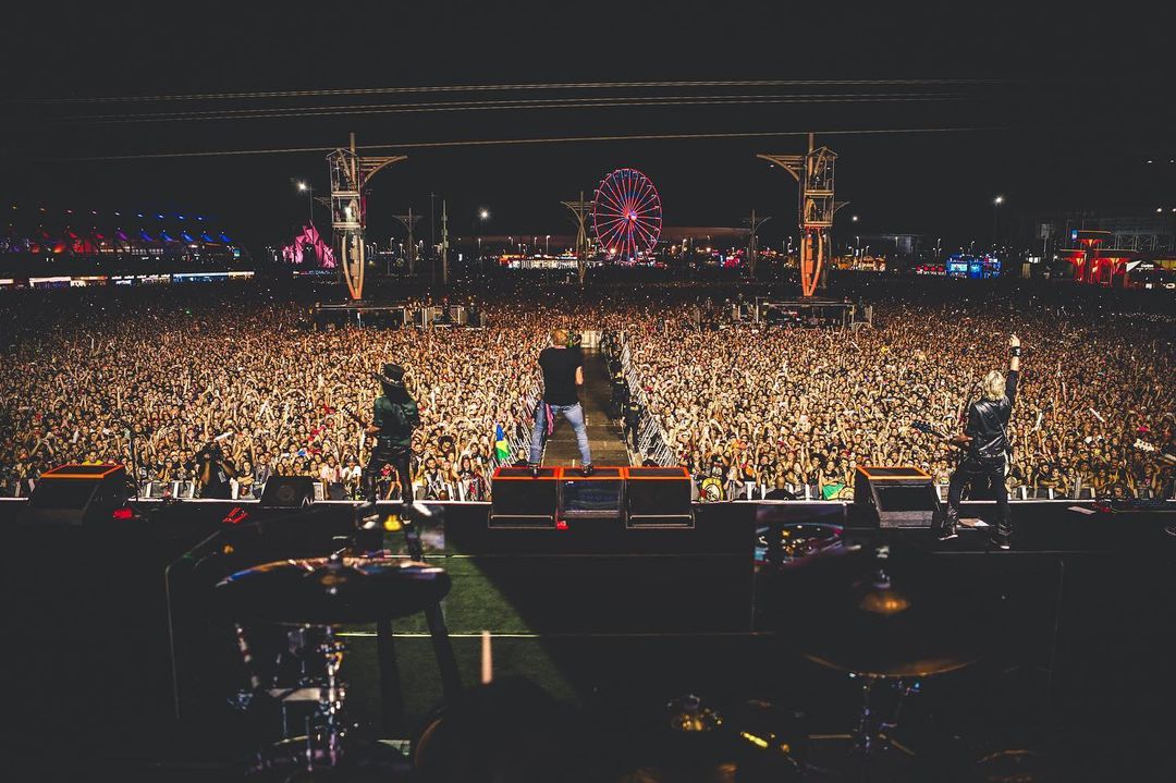 ไม่มีอีกแล้ว!! ประเพณีวง Guns N' Roses โยนไมโครโฟนให้ผู้ชมหลังจบโชว์