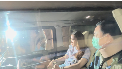 ทักษิณ แขน-คอ สวมเฝือก กลับบ้านจันทร์ส่องหล้า ทักษิณ แขน-คอ สวมเฝือก กลับบ้านจันทร์ส่องหล้า