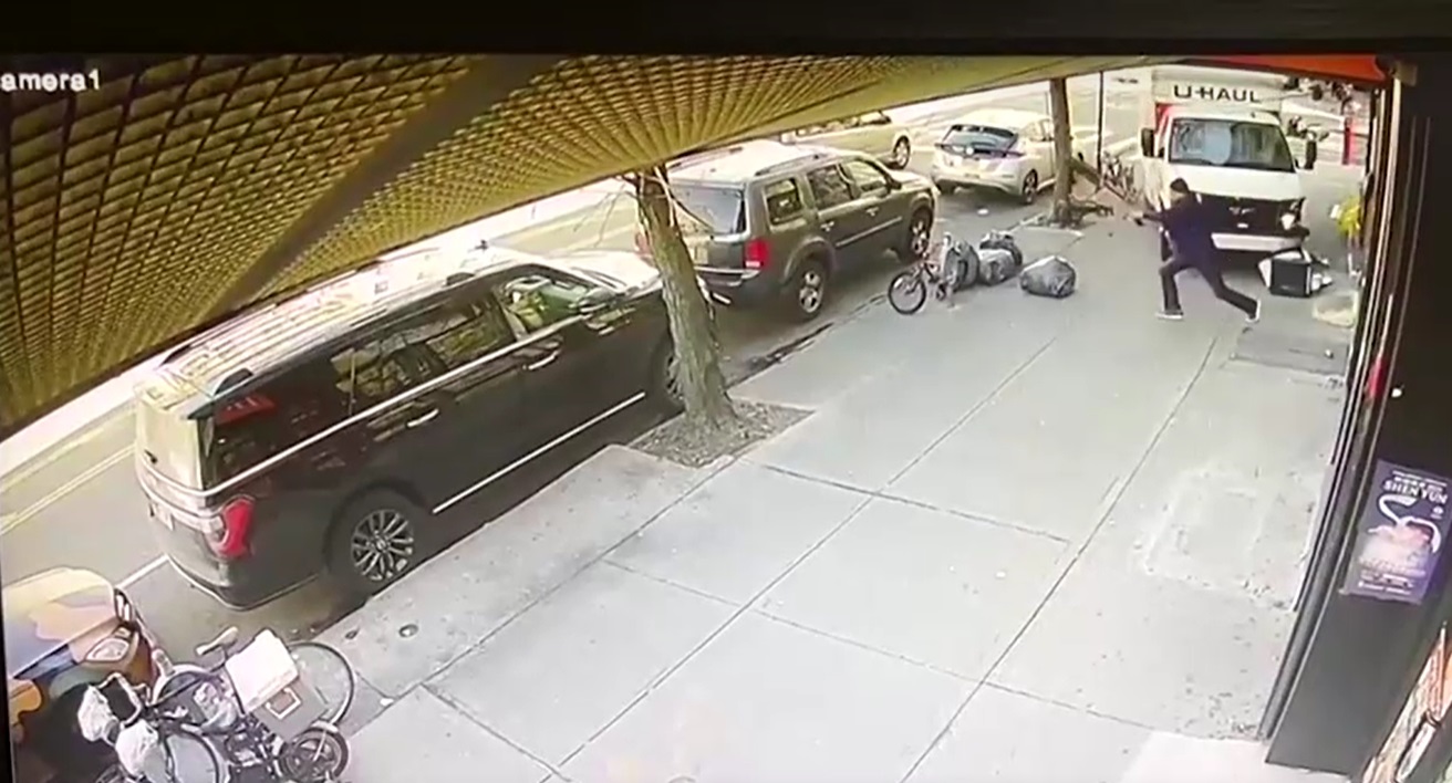 ภาพนาทีชีวิต! รถแหกด่านขับขึ้นทางเท้า ชายกระโดดหลบรอดหวุดหวิด เจ็บ 8