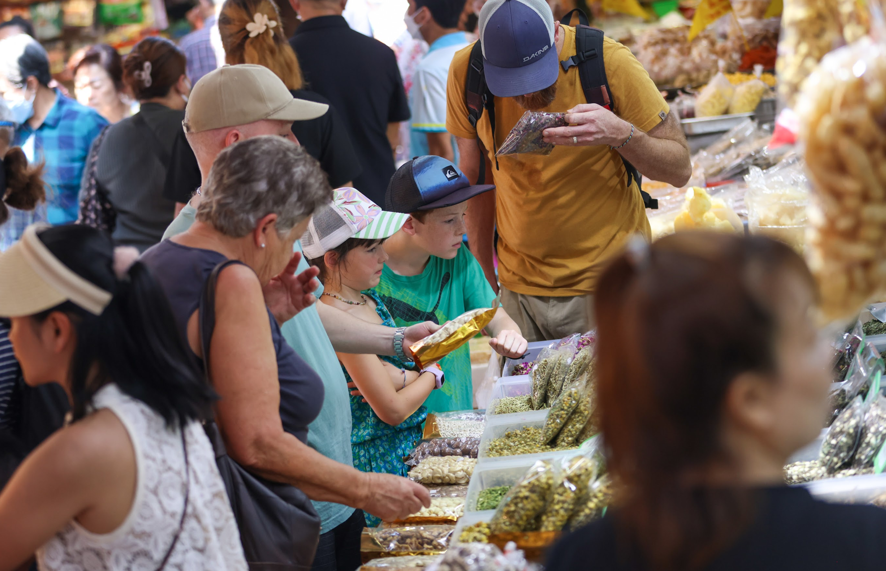 “เทศกาลกินแจ 2566” เยาวราชรับอานิสงค์หยุดยาว ผู้คนจับจ่ายคึกคัก “เทศกาลกินแจ 2566” เยาวราชรับอานิสงค์หยุดยาว ผู้คนจับจ่ายคึกคัก