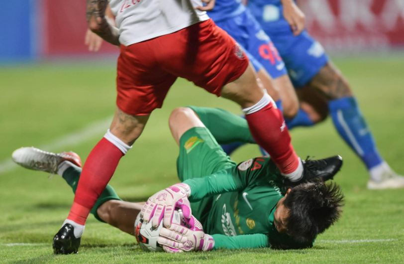 ทำแฟนบอลผิดใจกัน! 'ชลบุรี' แถลงขอโทษหลังโพสต์รูป 'สินทวีชัย' โดนเหยียบ