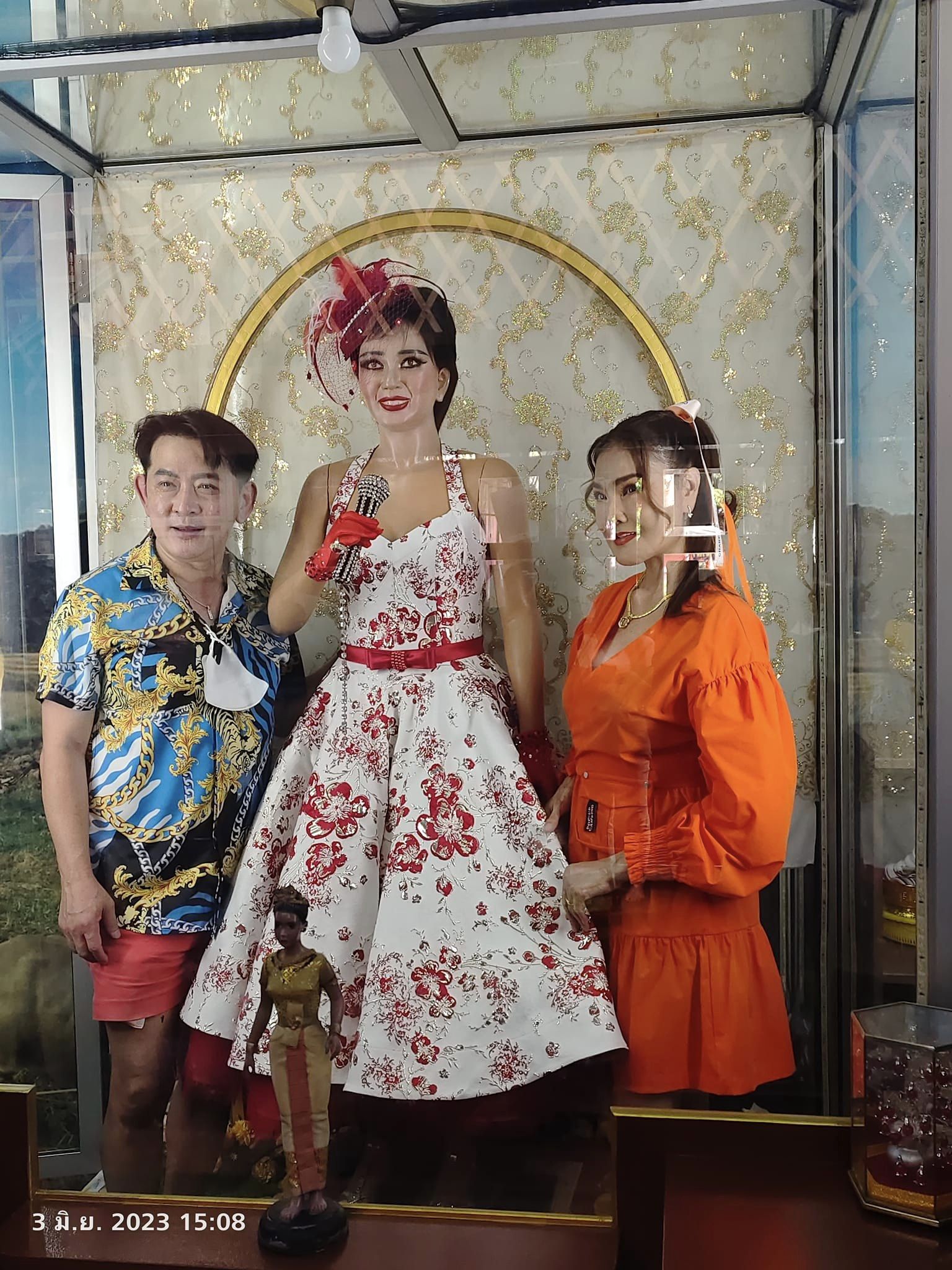 ตื่นเต้นและภูมิใจ ดาว มยุรี ตัดชุดให้ แม่ผึ้ง พุ่มพวง ดวงจันทร์ ครั้งแรก ตื่นเต้นและภูมิใจ ดาว มยุรี ตัดชุดให้ แม่ผึ้ง พุ่มพวง ดวงจันทร์ ครั้งแรก