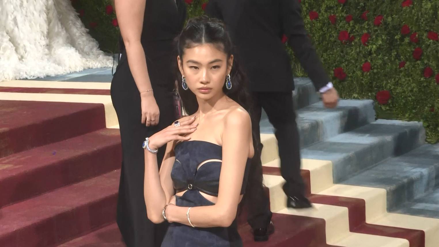 เหล่าคนดังเฉิดฉายในชุดสุดอลังในช่วงแรกของการจัดงาน Met Gala ปี 2022 เหล่าคนดังเฉิดฉายในชุดสุดอลังในช่วงแรกของการจัดงาน Met Gala ปี 2022