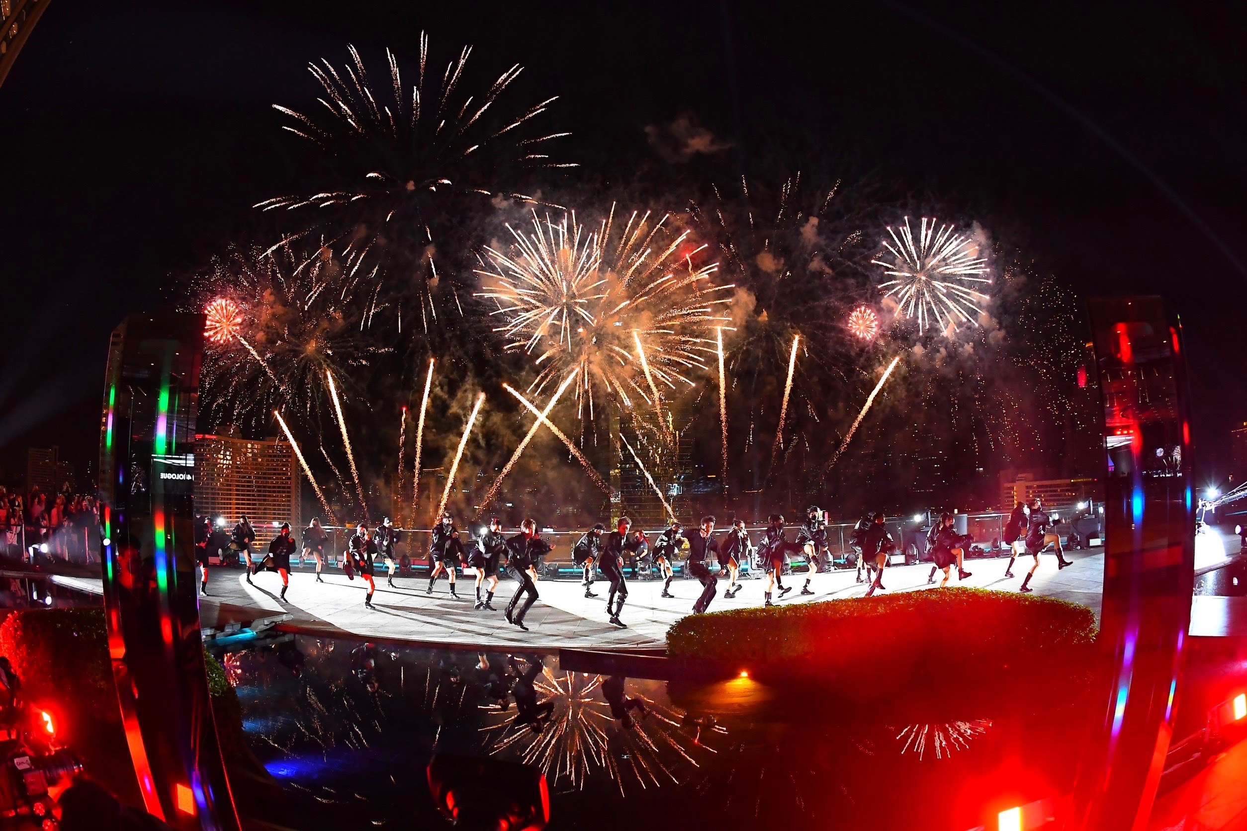 เปิดอัลบั้มสุดอลังการ TRINITY เล่นใหญ่ จุดพลุกลางแม่น้ำเจ้าพระยากว่าพันนัด เปิดอัลบั้มสุดอลังการ TRINITY เล่นใหญ่ จุดพลุกลางแม่น้ำเจ้าพระยากว่าพันนัด