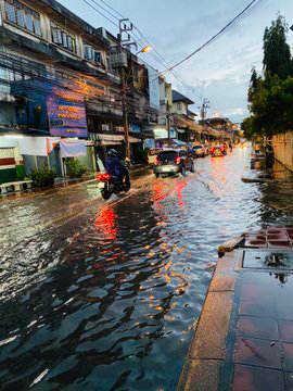 ฝนถล่มกรุง ทำน้ำท่วมขังถนนหลายพื้นที่ จราจรบางจุดติดขัด ฝนถล่มกรุง ทำน้ำท่วมขังถนนหลายพื้นที่ จราจรบางจุดติดขัด