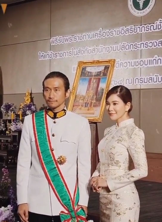 ก้อย รัชวิน เผยภาพสุดภูมิใจ ตูน บอดี้สแลม เข้ารับพระราชทานเครื่องราชอิสริยาภรณ์ ชั้นสายสะพาย