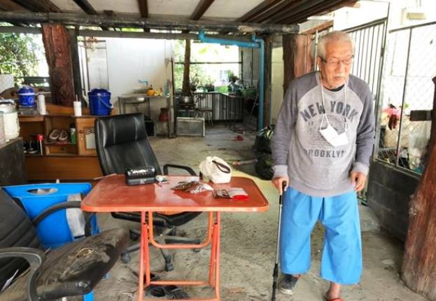 ต้อ ไกรสีห์ บ้านหลังเก่าถูกรื้อ ย้ายมาที่พักคนชรา ซ้ำ!! ลื่นล้มหัวฟาดขอบบันได