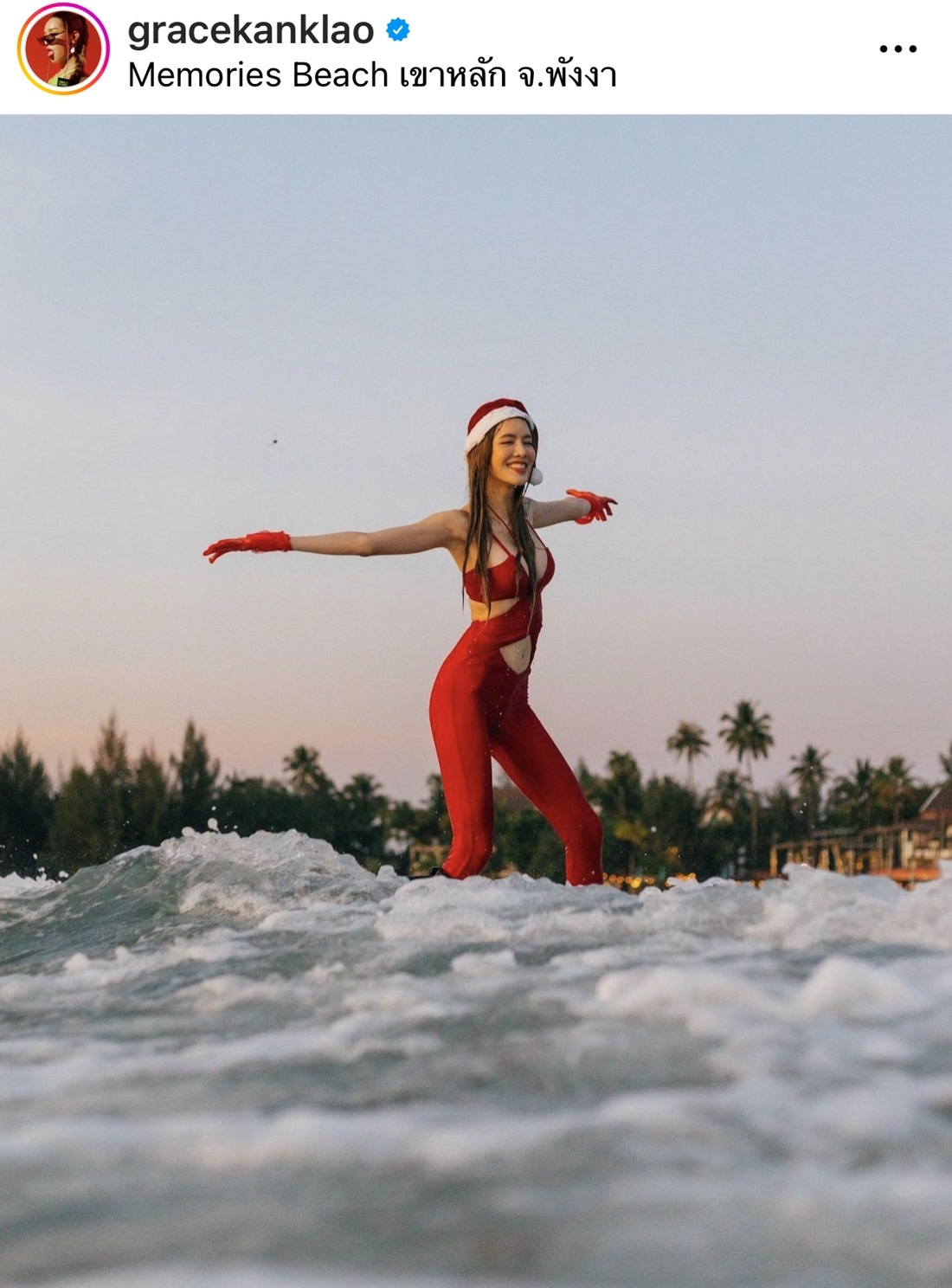 แซมมี่ - เกรซ จัดชุดซานตี้พร้อมโชว์ลีลาเด็ดบนเซิร์ฟบอร์ด 