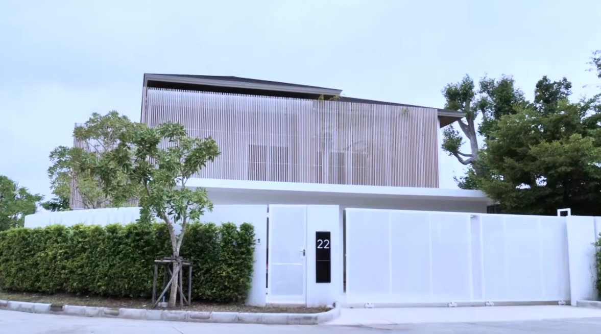 'โบวี่' ร่ำไห้ ต้องขายบ้านหรู42ล้าน หลังแม่ไม่ย้ายมาอยู่ด้วย 'โบวี่' ร่ำไห้ ต้องขายบ้านหรู42ล้าน หลังแม่ไม่ย้ายมาอยู่ด้วย