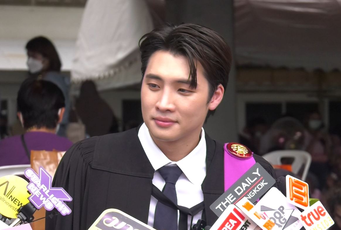 บัณฑิตป้ายแดง มีน พีรวิชญ์ เข้ารับปริญญา
