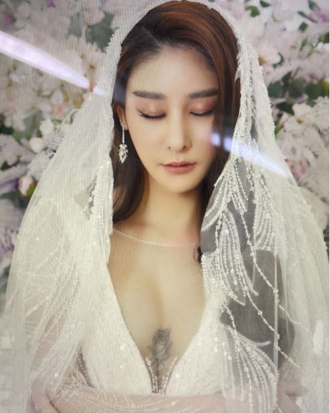 กระติก หอบดอกไม้ร่วมพิธีอาลัย แตงโม นิดา ที่คริสตจักรเสรีภาพกรุงเทพ