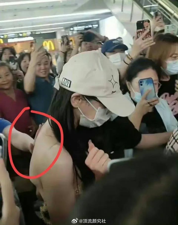 “ตี๋ลี่เร่อปา” ยังใส่เสื้อเปลือยหลัง แม้ถูกแฟนคลับแอบลูบหลังที่สนามบิน “ตี๋ลี่เร่อปา” ยังใส่เสื้อเปลือยหลัง แม้ถูกแฟนคลับแอบลูบหลังที่สนามบิน