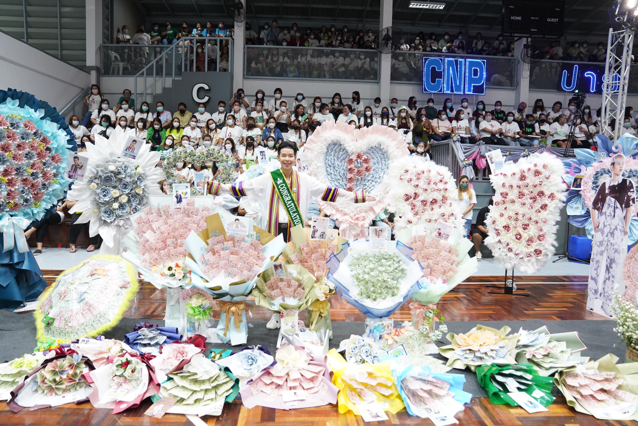 ป๊ายปาย ซ้อมรับปริญญา แฟนคลับเซอร์ไพรส์ชุดใหญ่ ด้าน นุ๊ก ธนดล ร่วมแสดงความยินดี ป๊ายปาย ซ้อมรับปริญญา แฟนคลับเซอร์ไพรส์ชุดใหญ่ ด้าน นุ๊ก ธนดล ร่วมแสดงความยินดี