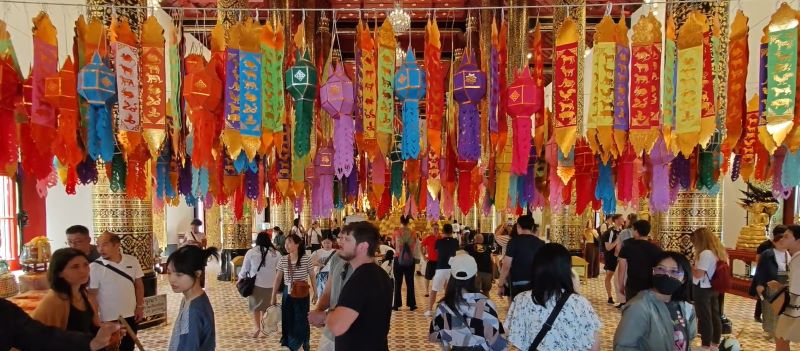 ลอยกระทงเชียงใหม่เนืองแน่นนักท่องเที่ยวทั้งชาวไทยและต่างชาติชมความงามโคมยี่เป็งหลากสีสัน และไฮไลต์ช่วงเย็นวันนี้(15 พ.ย.)กับขบวนแห่สะเปาล้านนาที่เตรียมจัดงานยิ่งใหญ๋