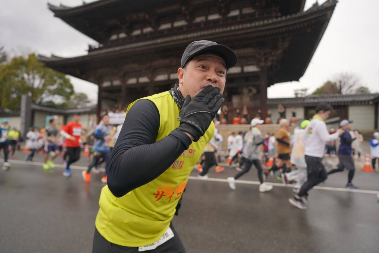 เต๋า สมชาย โชว์ซีนหวานจูบปากภรรยาขอกำลังใจวิ่ง KYOTO MARATHON 2023