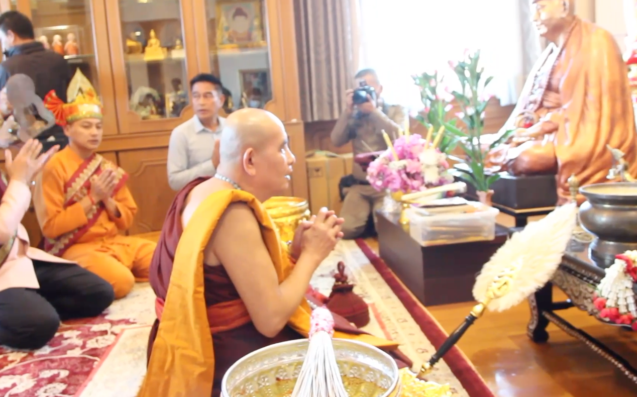 ครูบาบุญชุ่ม ทำพิธีเจริญพระพุทธมนต์สืบชะตาหลวง ลูกศิษย์ล้นหลาม ครูบาบุญชุ่ม ทำพิธีเจริญพระพุทธมนต์สืบชะตาหลวง ลูกศิษย์ล้นหลาม