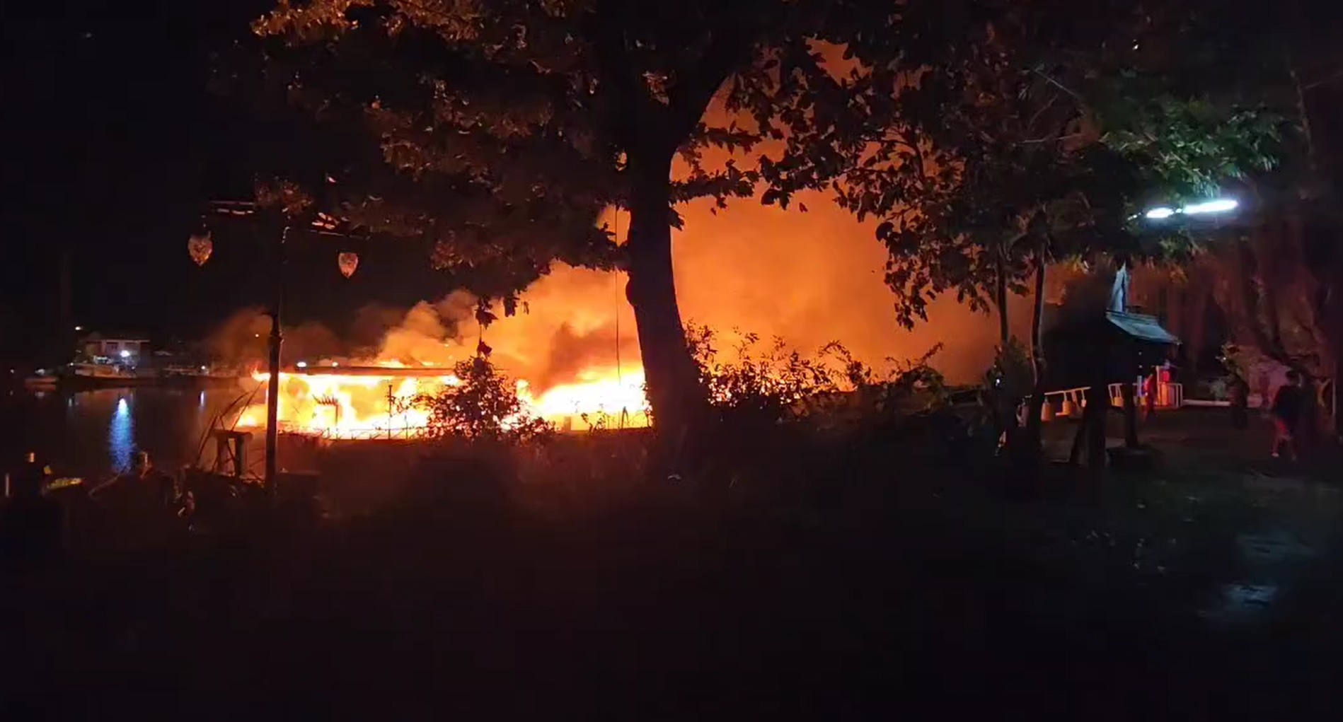 ระทึกกลางดึก!  ไฟไหม้เรือริมแม่น้ำเจ้าพระยา วอดทั้งลำ