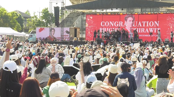 ไบร์ท วชิรวิชญ์ ปลื้ม แฟนคลับจัดเต็มร่วมยินดีรับปริญญา    (มีคลิป)