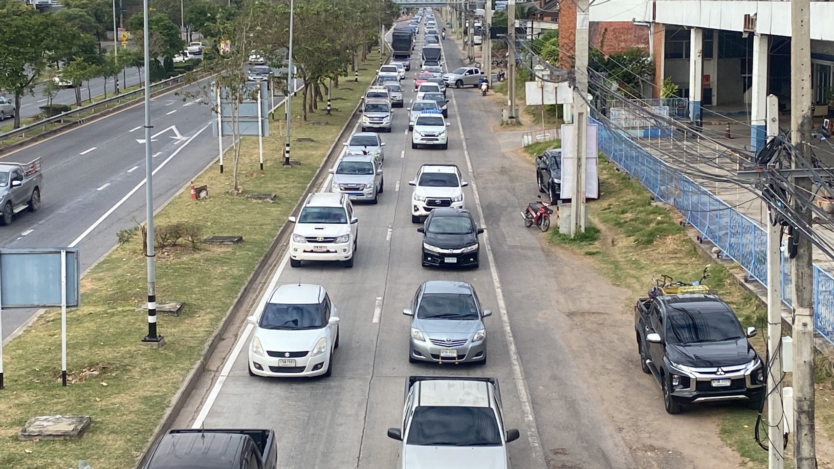 เปิดภาพ ‘ถ.มิตรภาพ-มอร์เตอร์เวย์’ จราจรหนาแน่นรถเต็มทุกช่องทาง