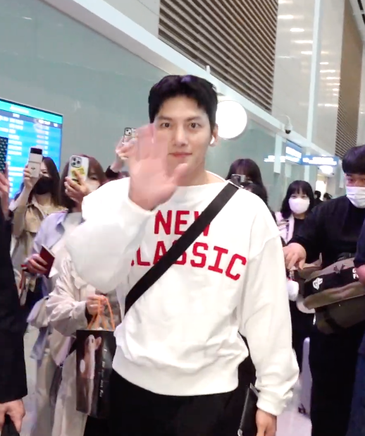 'อุคจ๋า' มาแล้ว!! เปิดลุค 'จีชางอุค' หล่อคูลที่สนามบินก่อนลัดฟ้าจัดแฟนมีตไทยรอบ 6 ปี 'อุคจ๋า' มาแล้ว!! เปิดลุค 'จีชางอุค' หล่อคูลที่สนามบินก่อนลัดฟ้าจัดแฟนมีตไทยรอบ 6 ปี