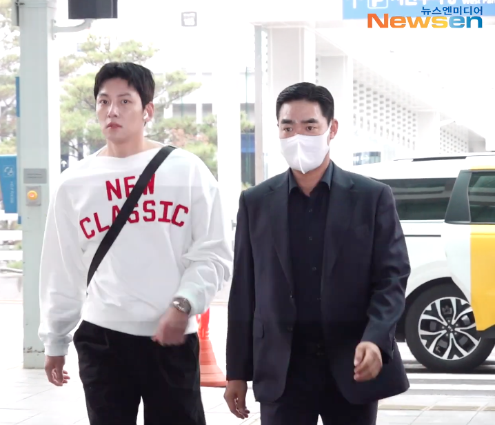 'อุคจ๋า' มาแล้ว!! เปิดลุค 'จีชางอุค' หล่อคูลที่สนามบินก่อนลัดฟ้าจัดแฟนมีตไทยรอบ 6 ปี 'อุคจ๋า' มาแล้ว!! เปิดลุค 'จีชางอุค' หล่อคูลที่สนามบินก่อนลัดฟ้าจัดแฟนมีตไทยรอบ 6 ปี