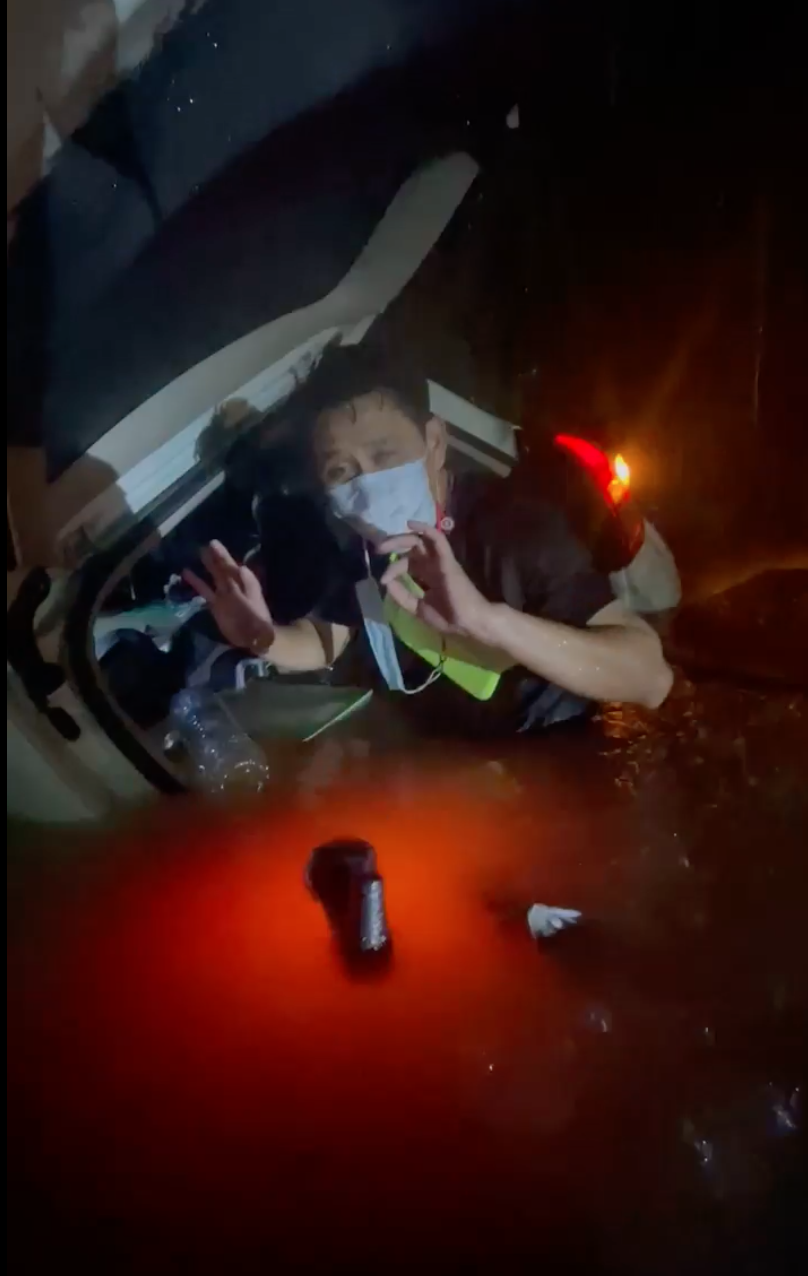 ผู้ประกาศสาวเล่านาทีชีวิต!รถถูกน้ำท่วมจันทบุรีสูงถึงอก ซัดลอยไปตามกระแสน้ำ ผู้ประกาศสาวเล่านาทีชีวิต!รถถูกน้ำท่วมจันทบุรีสูงถึงอก ซัดลอยไปตามกระแสน้ำ