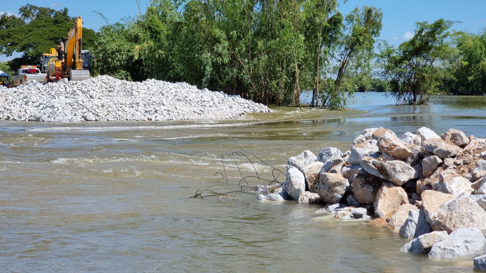 มวลน้ำขยายวงกว้าง! เอ่อท่วมถนนกาฬสินธุ์-ร้อยเอ็ด ทะลักเข้าหลายชุมชน มวลน้ำขยายวงกว้าง! เอ่อท่วมถนนกาฬสินธุ์-ร้อยเอ็ด ทะลักเข้าหลายชุมชน