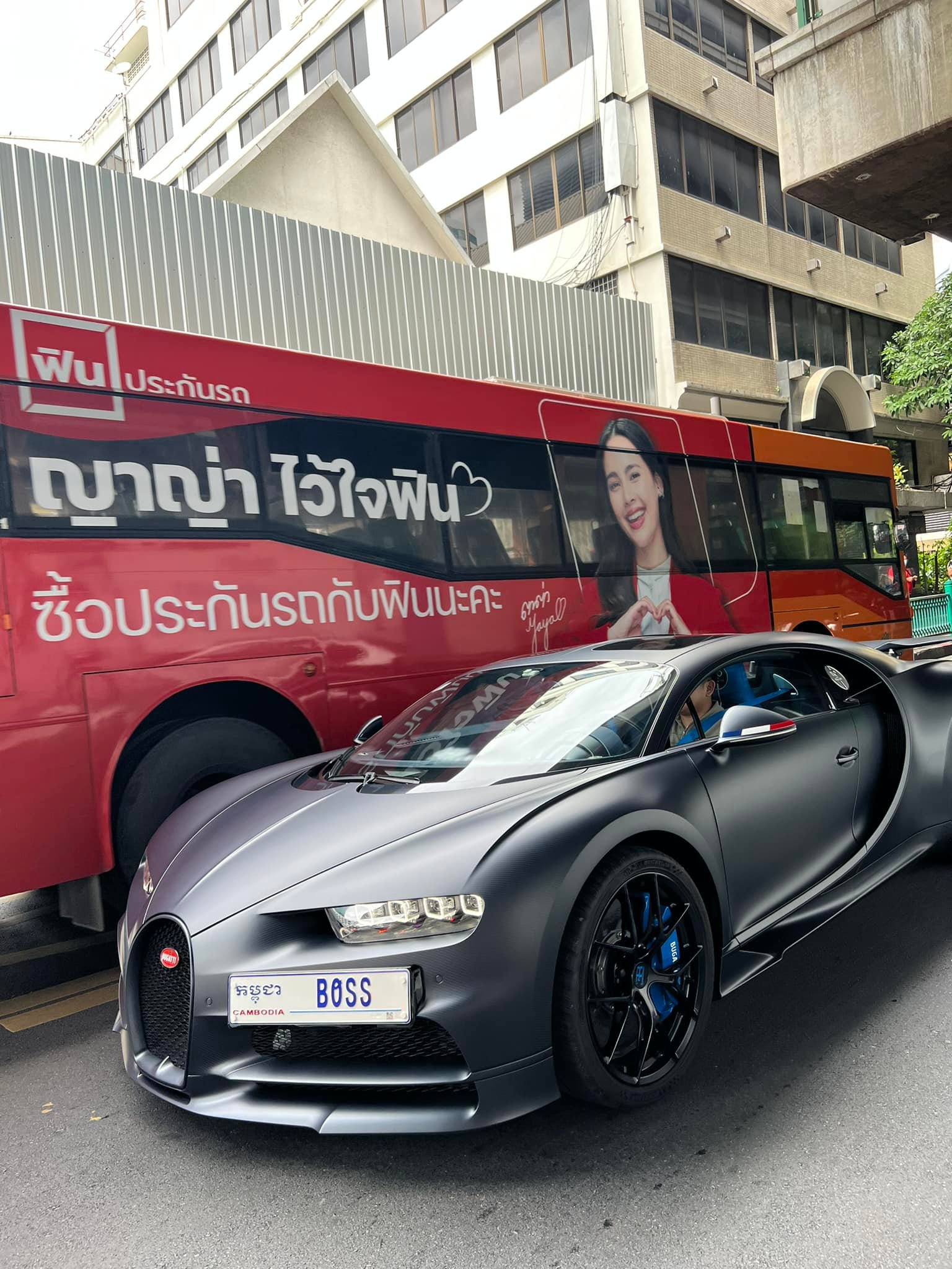 ฮือฮา! รถหรู Bugatti ราคา 300 ล้านวิ่งบนถนนเมืองไทย คนเกร็งไม่กล้าเข้าใกล้ ฮือฮา! รถหรู Bugatti ราคา 300 ล้านวิ่งบนถนนเมืองไทย คนเกร็งไม่กล้าเข้าใกล้