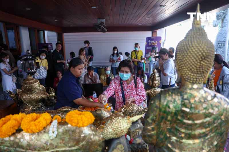 นทท.ไหว้พระวันขึ้นปีใหม่ ศาลหลักเมือง วัดพระแก้ว วัดโพธิ์ คึกคัก