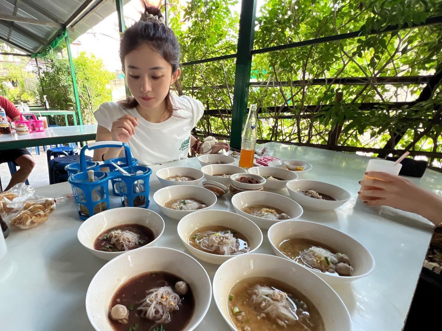 สั่งก๋วยเตี๋ยวเต็มโต๊ะ!! 'จ้าวลี่อิ่ง' นางเอกซุปตาร์จีน ไม่พลาดชิมของแซ่บเมืองไทย สั่งก๋วยเตี๋ยวเต็มโต๊ะ!! 'จ้าวลี่อิ่ง' นางเอกซุปตาร์จีน ไม่พลาดชิมของแซ่บเมืองไทย