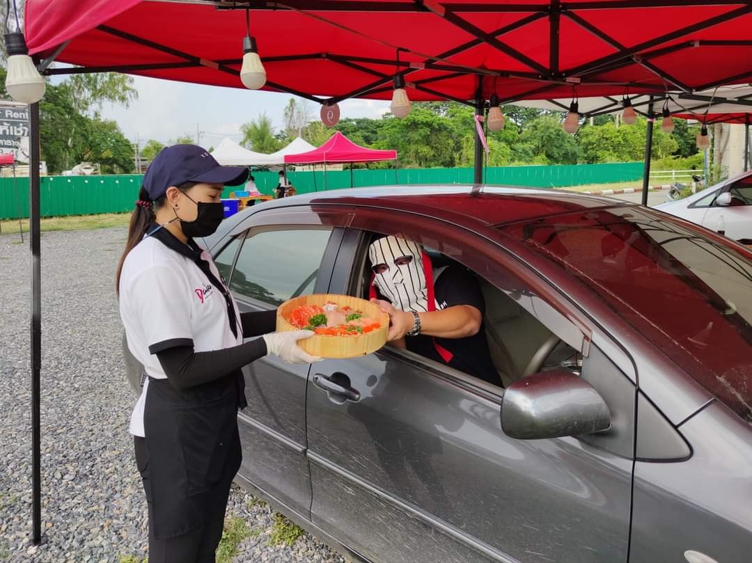 จบดรามา! ร้านบุฟเฟ่ต์ซูชิกินในรถ ปรับขายไดร์ฟทรู ลดเหลือเมนูละ 20 จบดรามา! ร้านบุฟเฟ่ต์ซูชิกินในรถ ปรับขายไดร์ฟทรู ลดเหลือเมนูละ 20