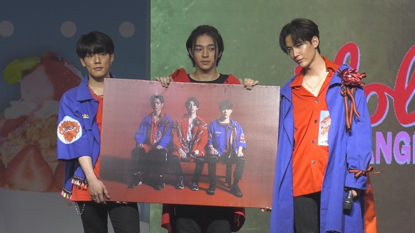 แฟนคลับแห่ประมูลรูป “บาส-คิมม่อน-คอปเตอร์” ได้ยอดนับแสน (มีคลิป) แฟนคลับแห่ประมูลรูป “บาส-คิมม่อน-คอปเตอร์” ได้ยอดนับแสน (มีคลิป)