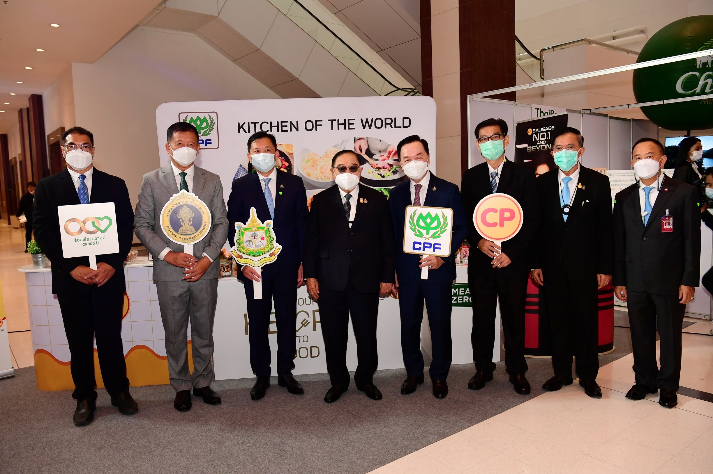 รองนายกฯ ประวิตร ชมนวัตกรรมอาหารและการบริหารจัดการน้ำ CPF