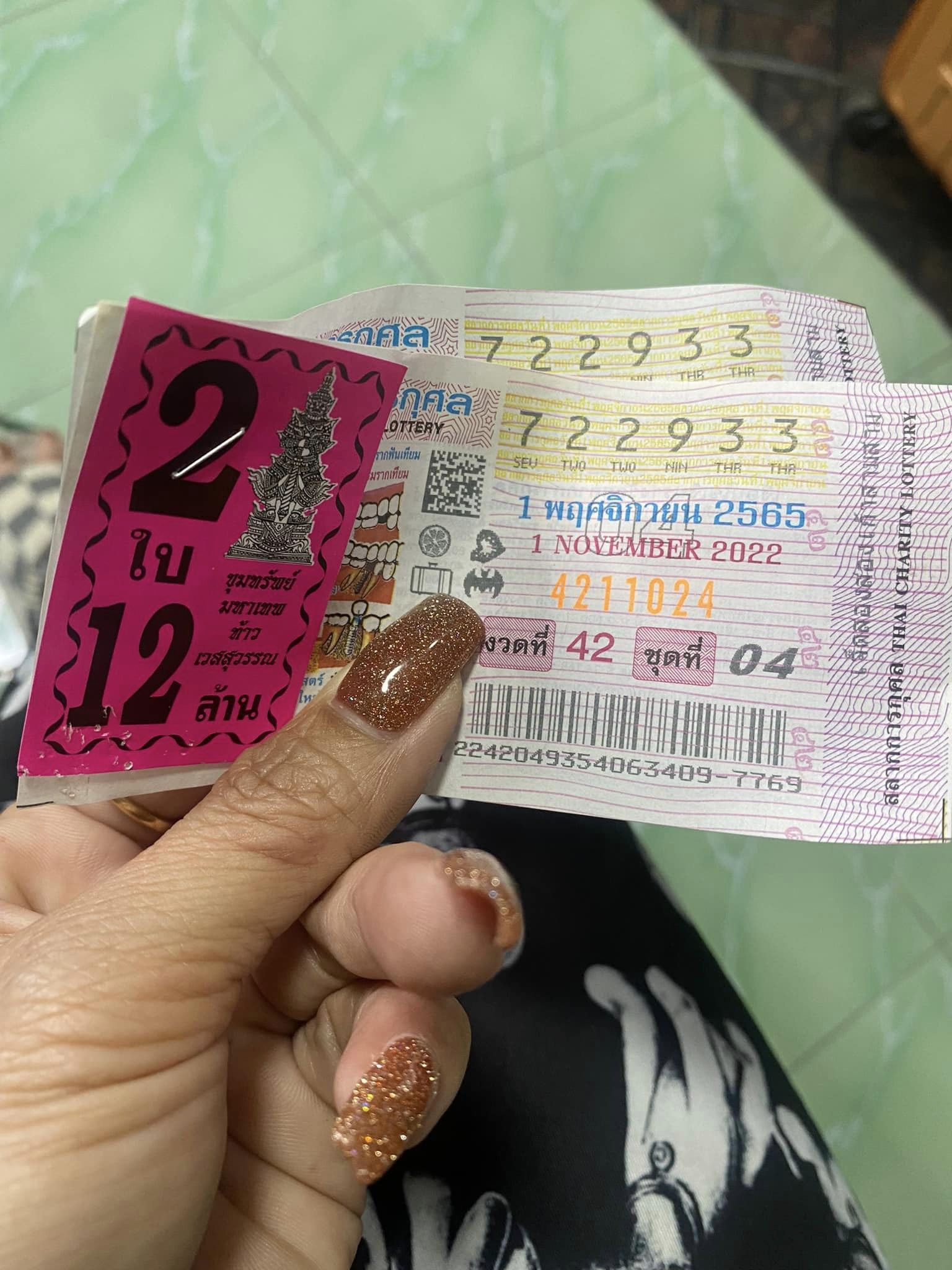 ปังไม่ไหว รวมพลคนลูกทุ่ง ถูกลอตเตอรี่งวดวันที่ 1 ต.ค. เพียบ