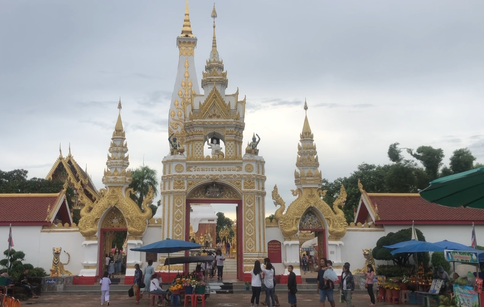 วันอาสาฬหบูชา 2566 ไหว้ “พระธาตุพนม” กราบพระอุรังคธาตุ ไม่ต้องไปถึงอินเดีย!