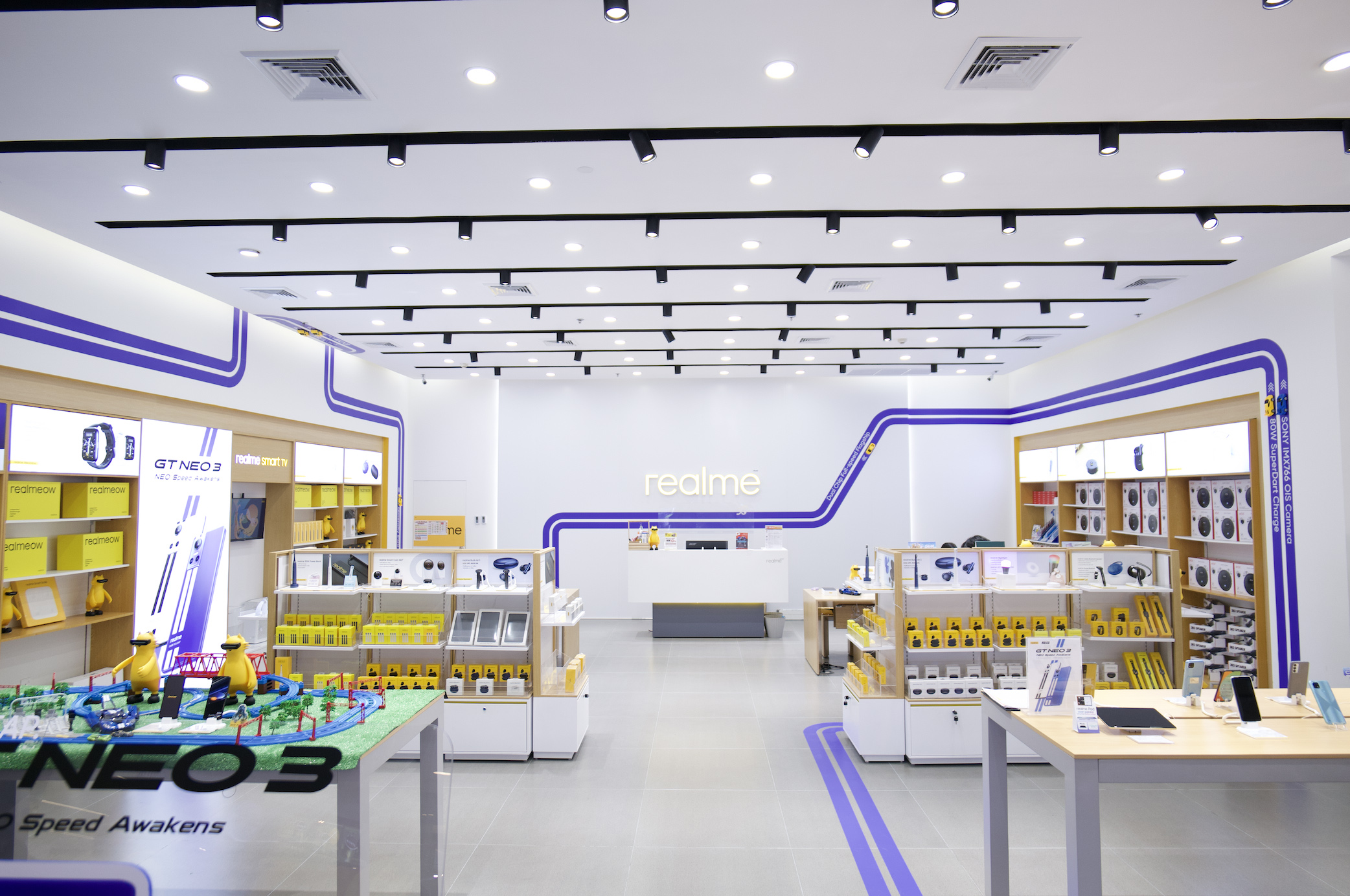 เปิดตัว realme Brand Shop สไตล์ Racing Stripe Design สาขาแรกในไทย มาพร้อม realme GT NEO 3 เปิดตัว realme Brand Shop สไตล์ Racing Stripe Design สาขาแรกในไทย มาพร้อม realme GT NEO 3