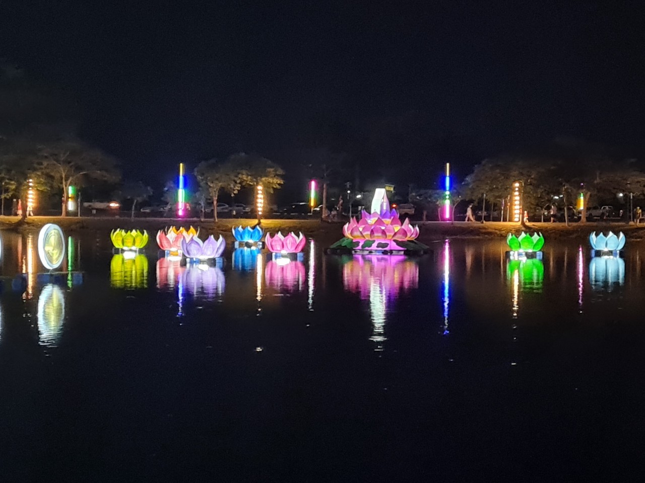 ลอยกระทงโคราชคึกคัก! เนรมิตบึงหัวทะเล แสดงน้ำพุแสงสีเสียงอลังการ